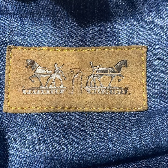 Levi washed out Jean jacket - Picture 7 of 8